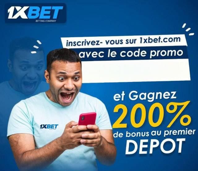 Joueur 1xBet enthousiaste avec son téléphone portable.